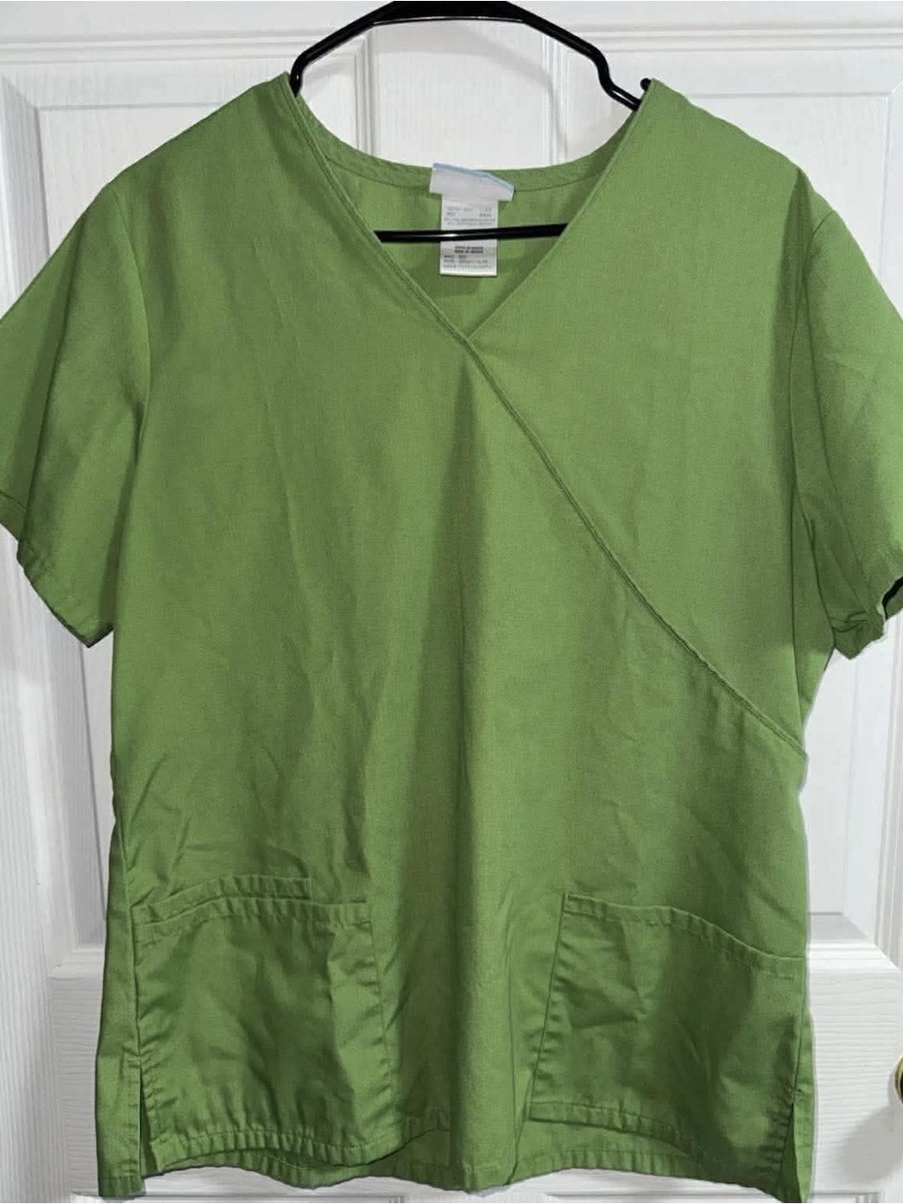 V-Neck Green Short Sleeve Scrub Top with Patch Pockets
